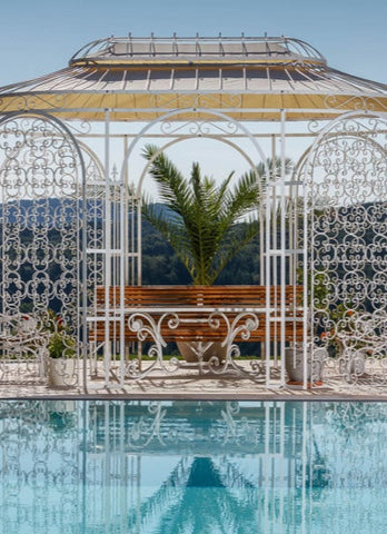 Pavillon Verona in pulverbeschichtet weiß am Pool