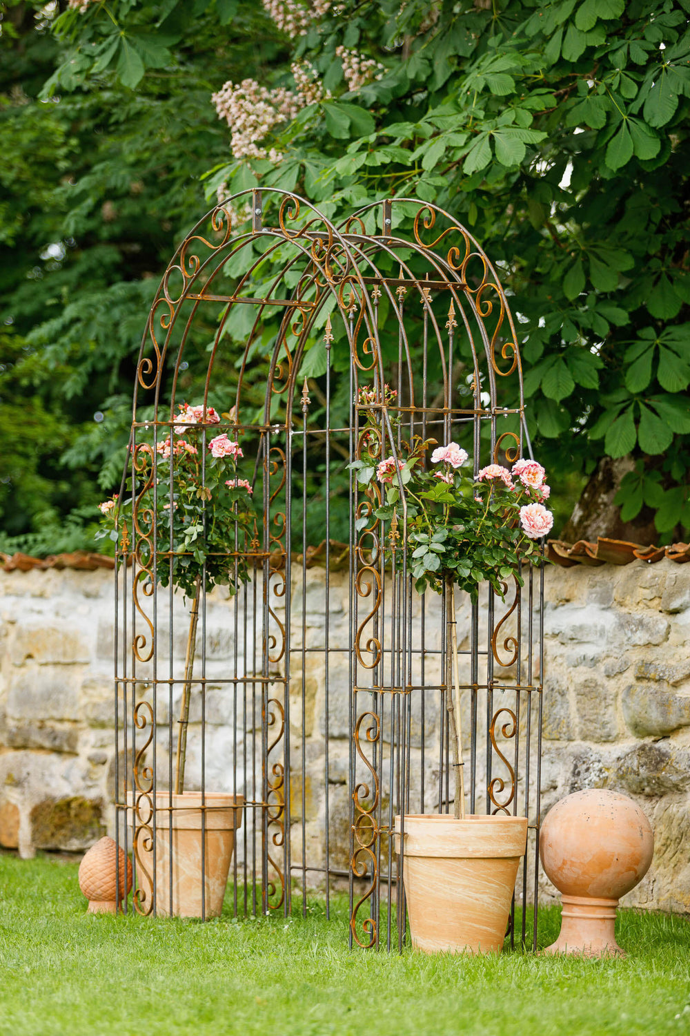 Rückwand Calabria in Rostoptik im Rosenbogen Gesamtansicht seitlich mit Rosen und Dekoration Rückwand Calabria in Rostoptik im Rosenbogen Gesamtansicht seitlich mit Rosen und Dekoration