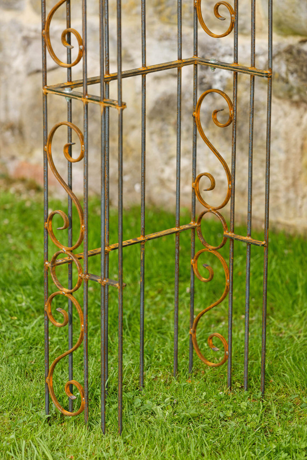 Stabiler Rosenbogen Calabria aus Metall in unbeschichtet Detailansicht Stabiler Rosenbogen Calabria aus Metall in unbeschichtet Detailansicht