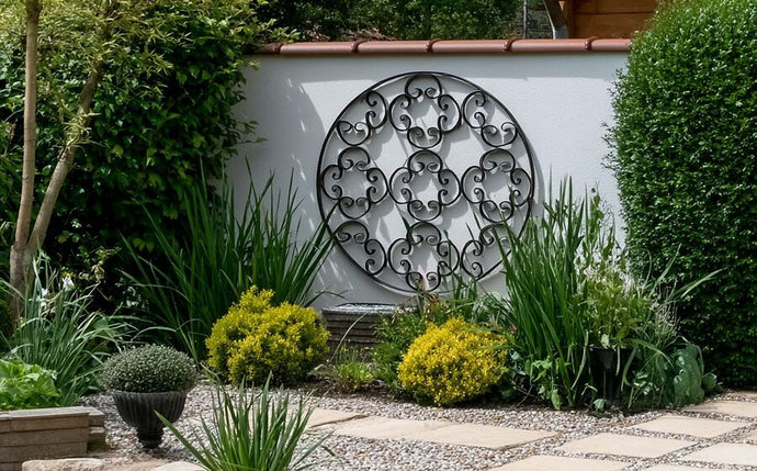 Hauswand verschönern: kreative Ideen mit Rankgittern und Pflanzen