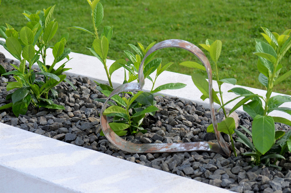 Metallherz Biella im Steinbeet auf Terrasse, unbeschichtet