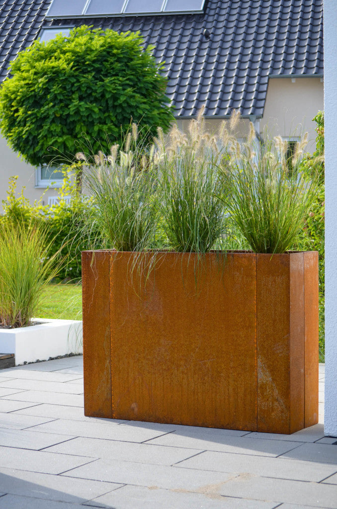 Hochbeet Manarola 40x136x100 in Cortenstahl bepflanzt auf einer Terrasse