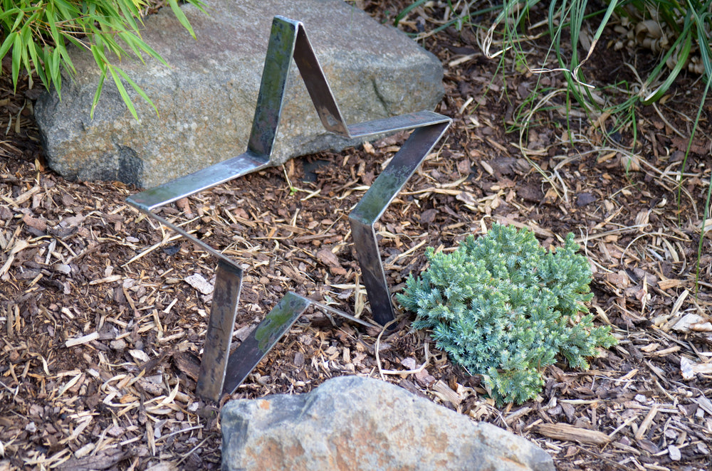 Metallstern Novara groß im Garten, unbeschichtet