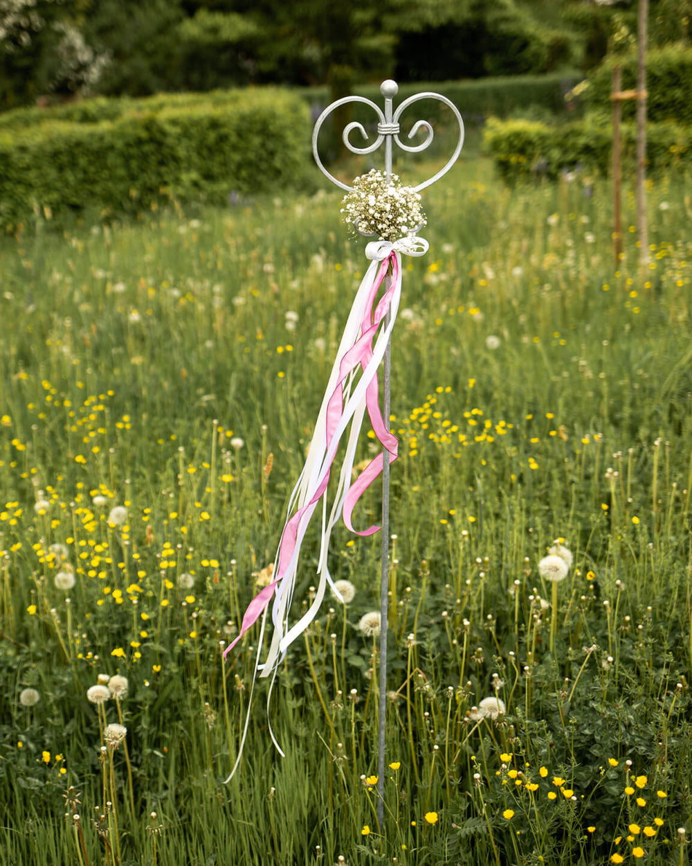Rankstab Treviso in feuerverzinkter Ausführung mit Blumendeko ideal für Festlichkeiten