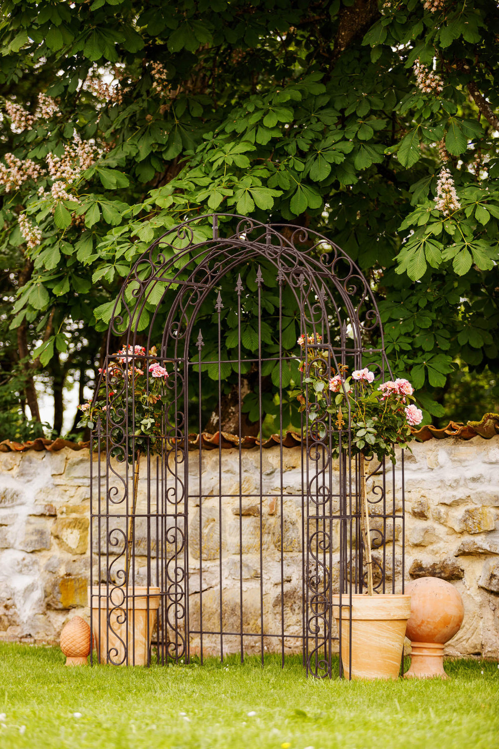 Rosenbogen Calabria mit Rückwand RAL 8017 Schokobraun